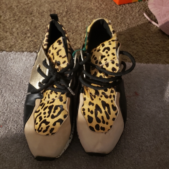 Fresh Ladies Steve Madden Sneakers - Picture 4 of 5